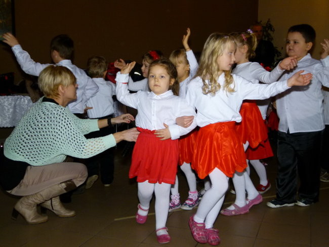 Wspólne tańce seniorów i przedszkolaków (zdjęcia)