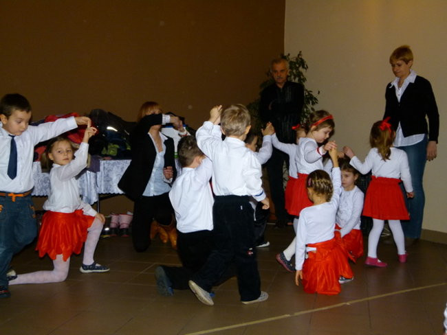 Wspólne tańce seniorów i przedszkolaków (zdjęcia)