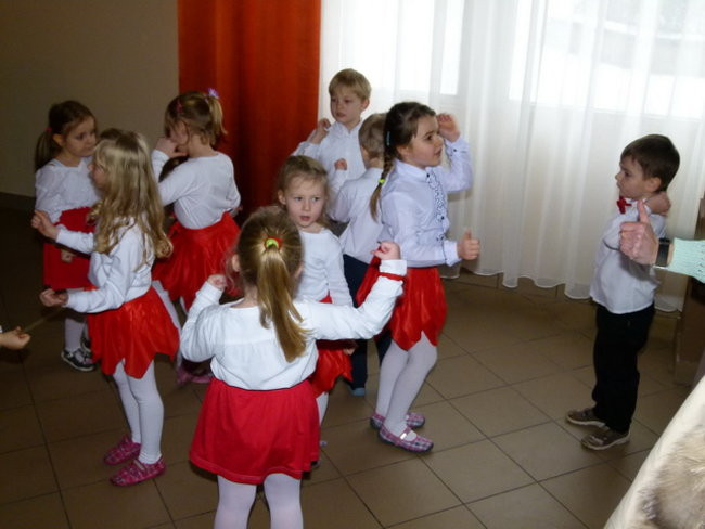 Wspólne tańce seniorów i przedszkolaków (zdjęcia)