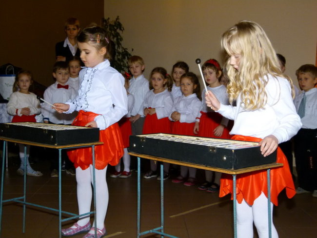 Wspólne tańce seniorów i przedszkolaków (zdjęcia)