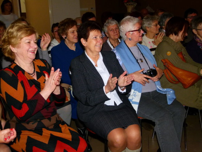 Wspólne tańce seniorów i przedszkolaków (zdjęcia)