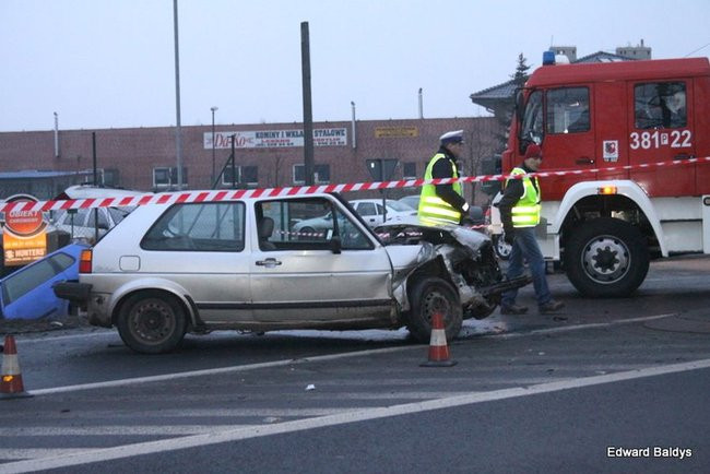 Czołowe zderzenia volkswagenów. Są ofiary (zdjęcia)