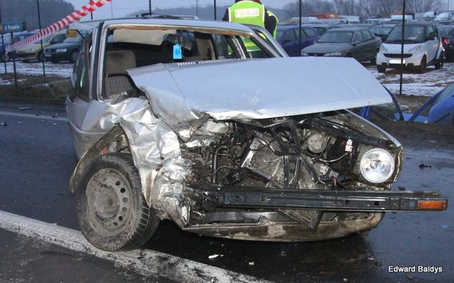 Czołowe zderzenia volkswagenów. Są ofiary (zdjęcia)