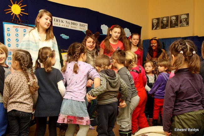 Miś Eryk na drodze (zdjęcia)