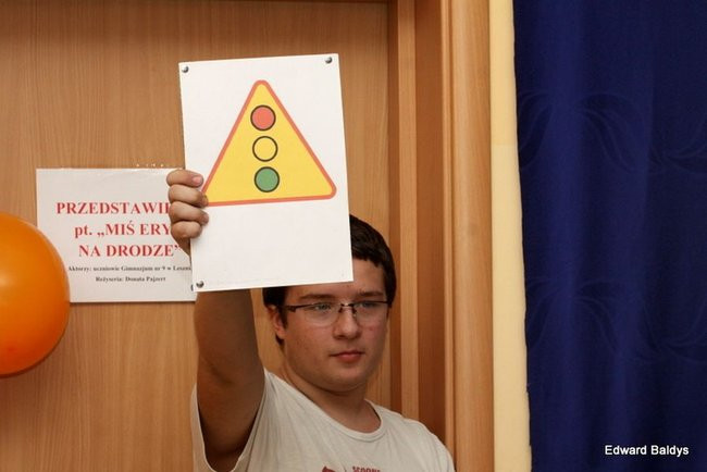 Miś Eryk na drodze (zdjęcia)