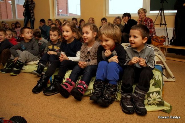 Miś Eryk na drodze (zdjęcia)