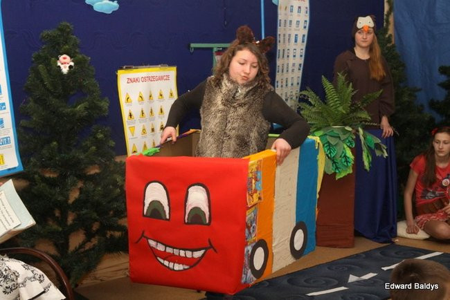 Miś Eryk na drodze (zdjęcia)