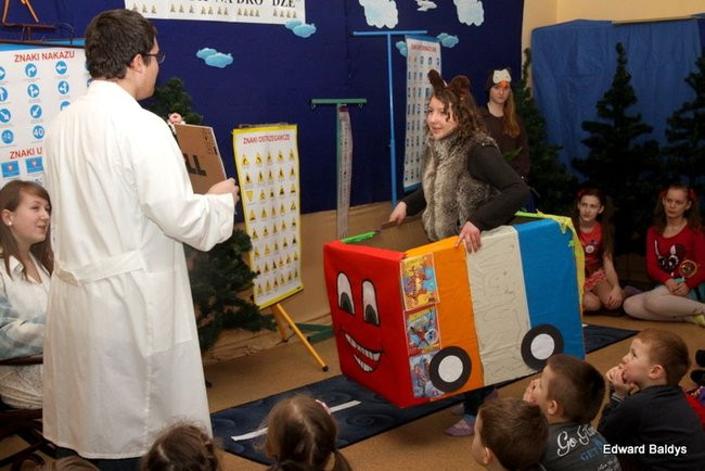 Miś Eryk na drodze (zdjęcia)