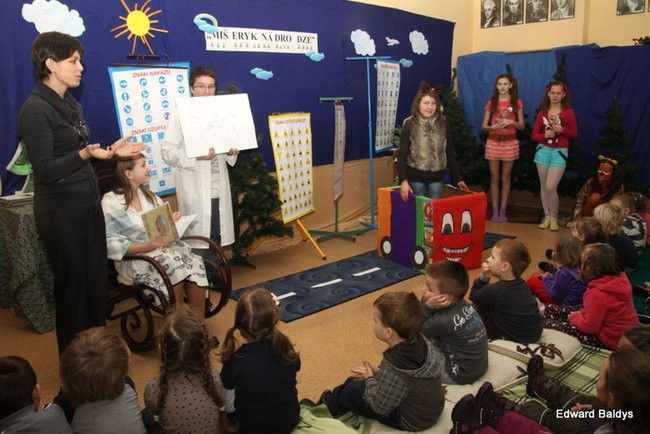 Miś Eryk na drodze (zdjęcia)