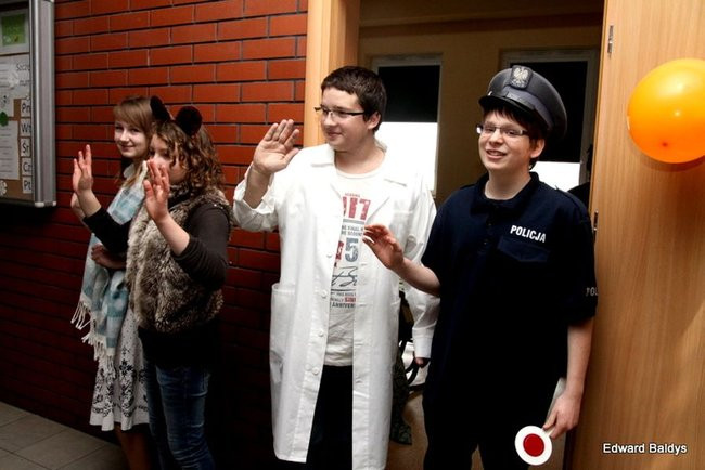 Miś Eryk na drodze (zdjęcia)