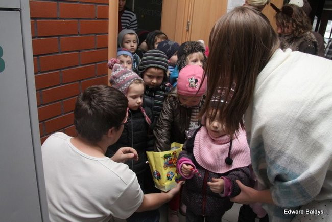 Miś Eryk na drodze (zdjęcia)