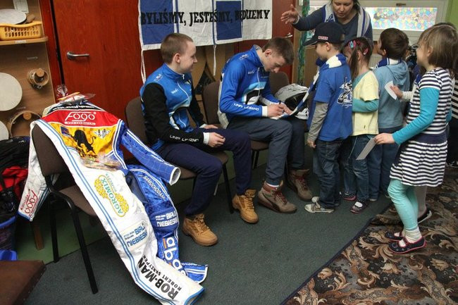 Żużlowcy w przedszkolu Elżbietanek (zdjęcia)