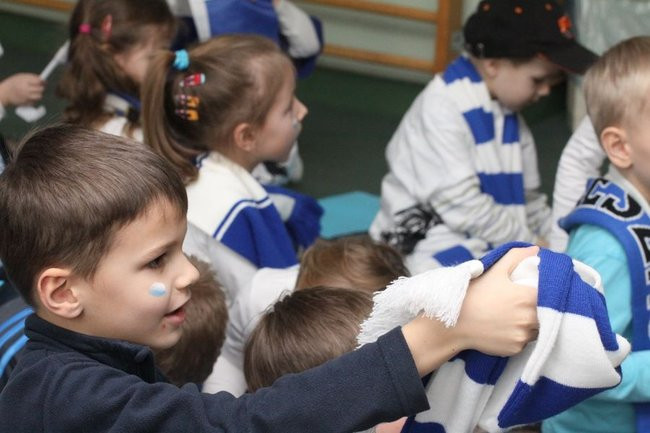 Żużlowcy w przedszkolu Elżbietanek (zdjęcia)