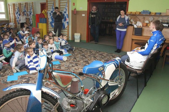 Żużlowcy w przedszkolu Elżbietanek (zdjęcia)