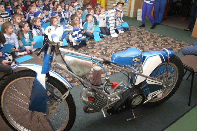 Żużlowcy w przedszkolu Elżbietanek (zdjęcia)