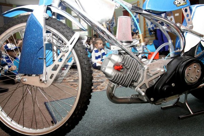 Żużlowcy w przedszkolu Elżbietanek (zdjęcia)