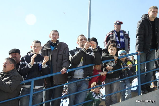 Przeleciał przez bandę (zdjęcia)