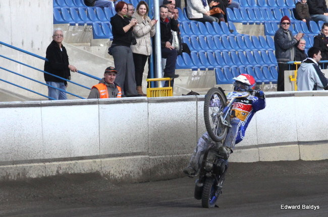 Przeleciał przez bandę (zdjęcia)