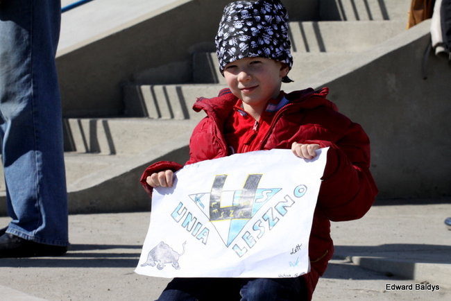 Przeleciał przez bandę (zdjęcia)