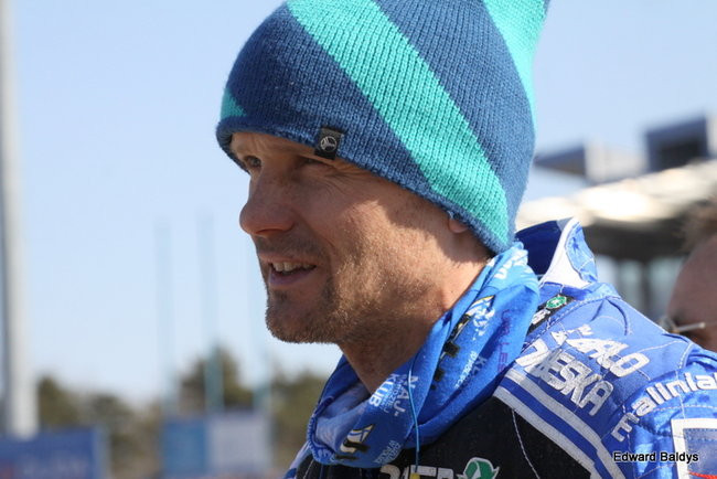 Przeleciał przez bandę (zdjęcia)