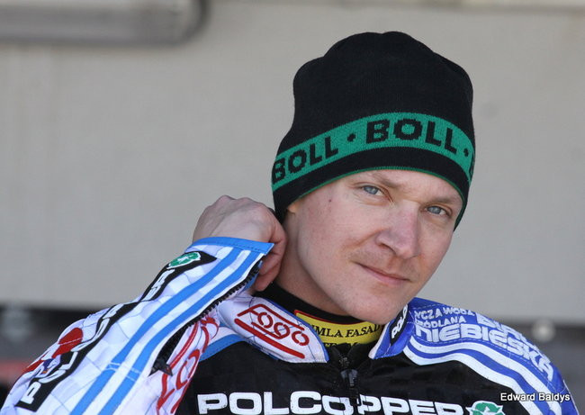 Przeleciał przez bandę (zdjęcia)