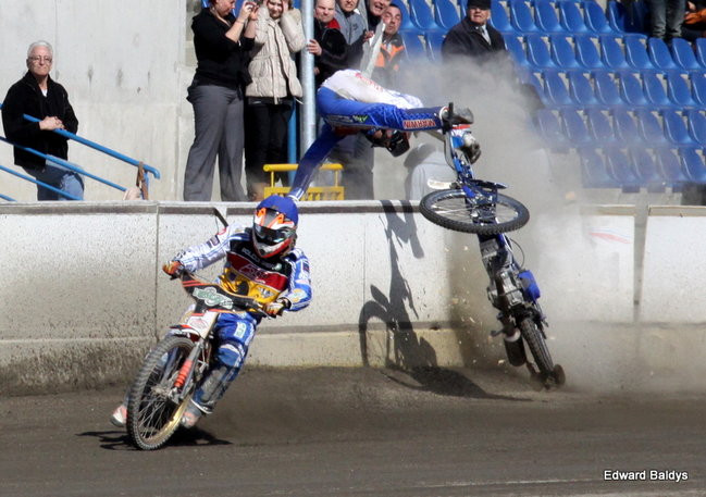 Przeleciał przez bandę (zdjęcia)