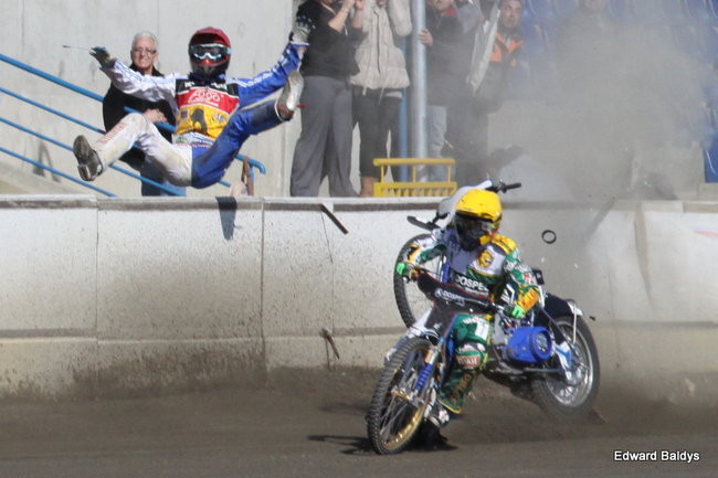 Przeleciał przez bandę (zdjęcia)