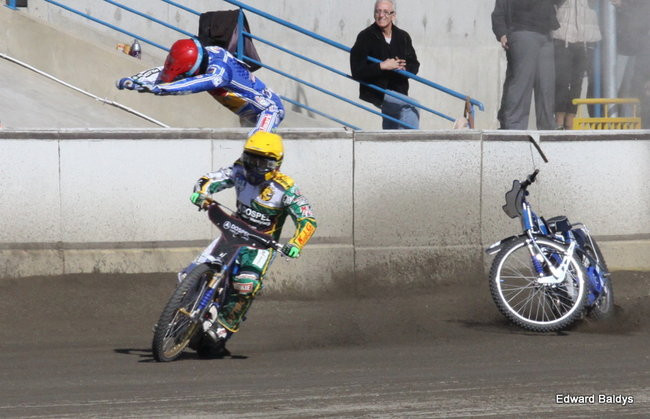 Przeleciał przez bandę (zdjęcia)