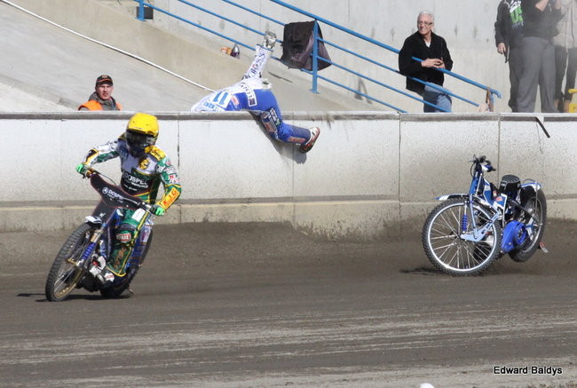 Przeleciał przez bandę (zdjęcia)