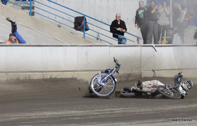 Przeleciał przez bandę (zdjęcia)