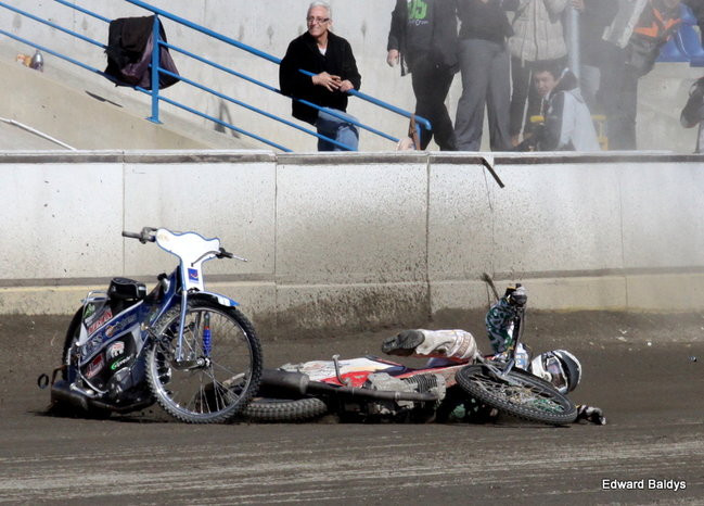 Przeleciał przez bandę (zdjęcia)