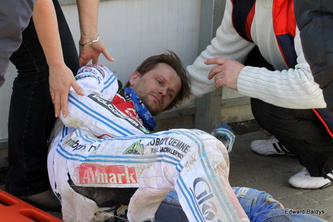 Przeleciał przez bandę (zdjęcia)