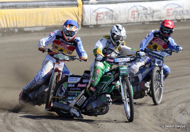 Przeleciał przez bandę (zdjęcia)