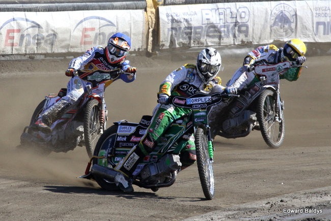 Przeleciał przez bandę (zdjęcia)