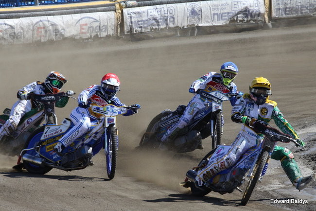 Przeleciał przez bandę (zdjęcia)