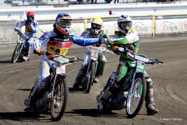 Przeleciał przez bandę (zdjęcia)