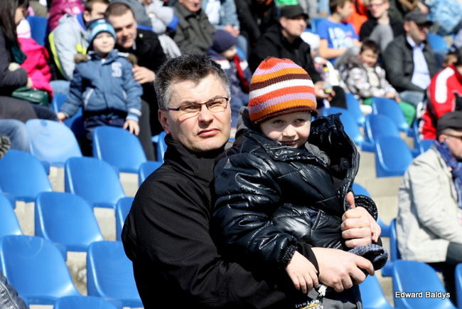 Przeleciał przez bandę (zdjęcia)