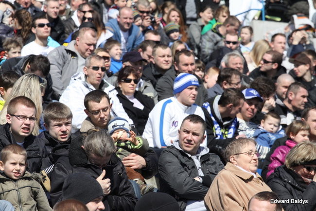 Przeleciał przez bandę (zdjęcia)