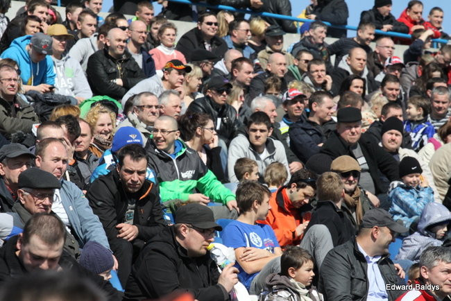 Przeleciał przez bandę (zdjęcia)