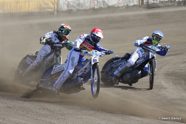 Przeleciał przez bandę (zdjęcia)