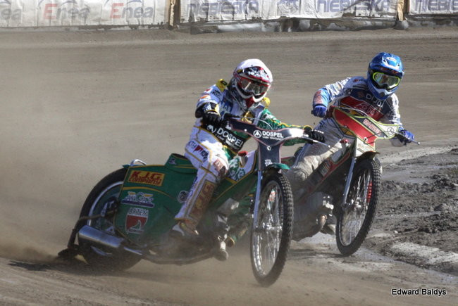 Przeleciał przez bandę (zdjęcia)