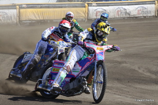 Przeleciał przez bandę (zdjęcia)