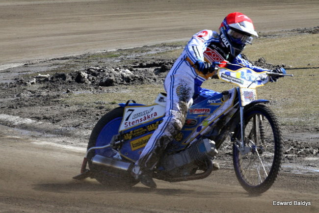 Przeleciał przez bandę (zdjęcia)