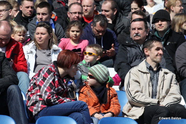 Przeleciał przez bandę (zdjęcia)