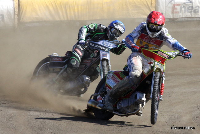 Przeleciał przez bandę (zdjęcia)