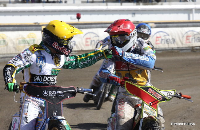 Przeleciał przez bandę (zdjęcia)