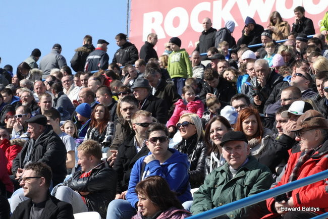 Przeleciał przez bandę (zdjęcia)