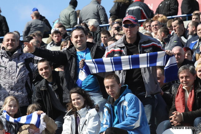 Przeleciał przez bandę (zdjęcia)