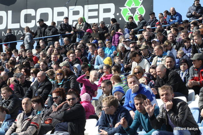 Przeleciał przez bandę (zdjęcia)