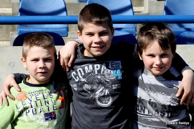 Przeleciał przez bandę (zdjęcia)